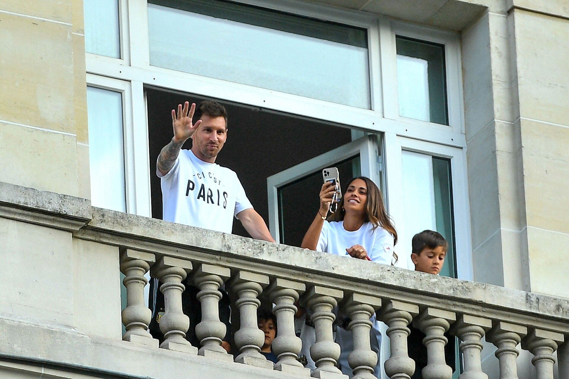 Leo Messi z żoną i dziećmi w Paryżu