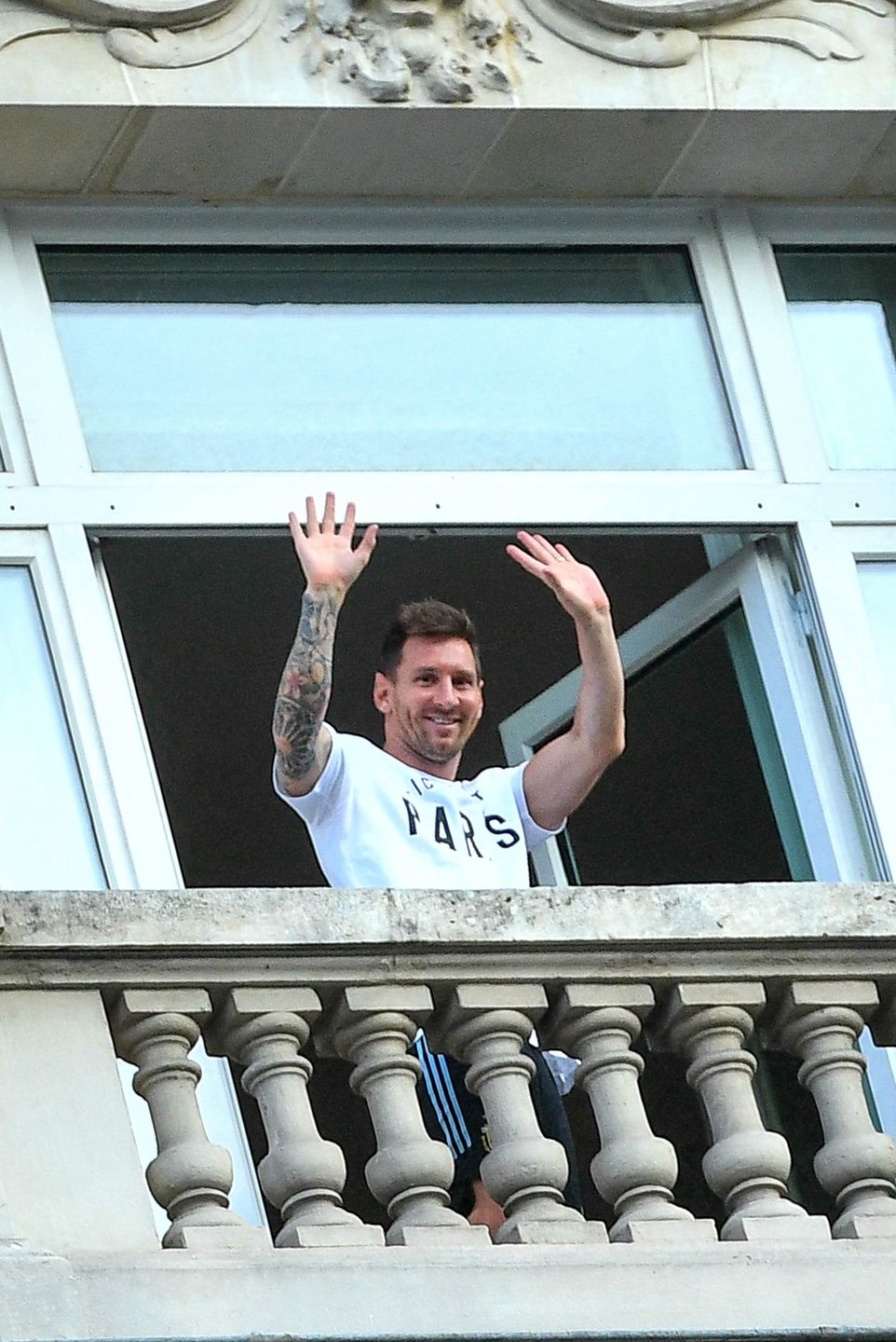 Leo Messi z żoną i dziećmi w Paryżu