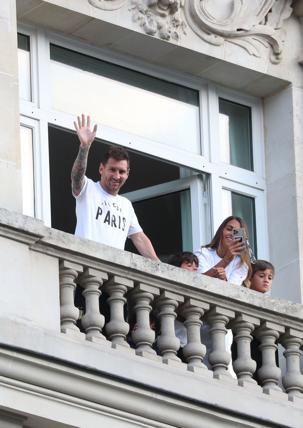 Leo Messi z żoną i dziećmi w Paryżu