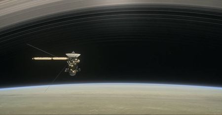 Po prawie dwóch dekadach Cassini kończy misję. Zwieńczy ją lotem wokół Saturna