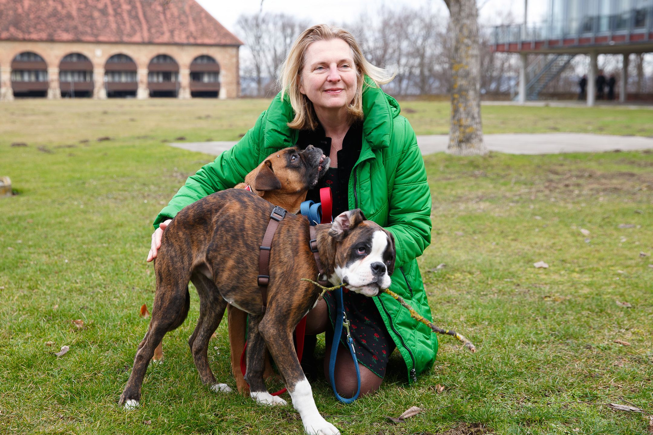 Szefowa austriackiej dyplomacji Karin Kneissl z Winstonem i Jackie