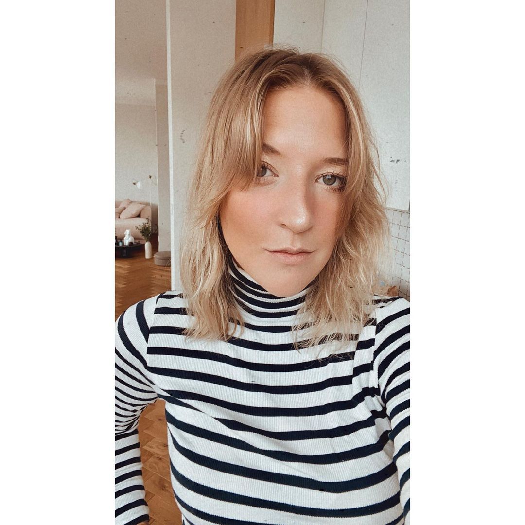 Lara Gessler ma grzywkę