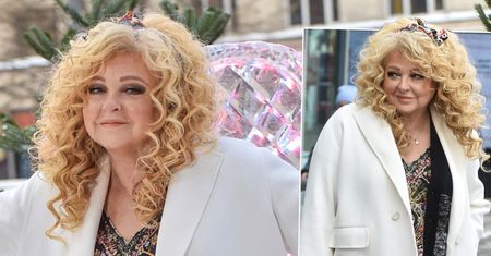 Magda Gessler cała na biało przed studiem "DDTVN". Na widok jej butów aż nas zmroziło! W niej płynie naprawdę gorąca krew