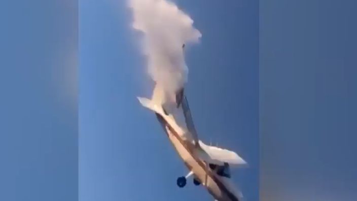 Samolot pasażerski Cessna 303 z uderzył w ścianę domu. Dwie osoby zginęły, trzy zostały ranne, jedna ma status zaginionej. 