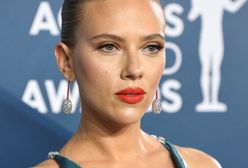 Scarlett Johansson kipiała seksapilem. Odsłoniła całe wytatuowane plecy