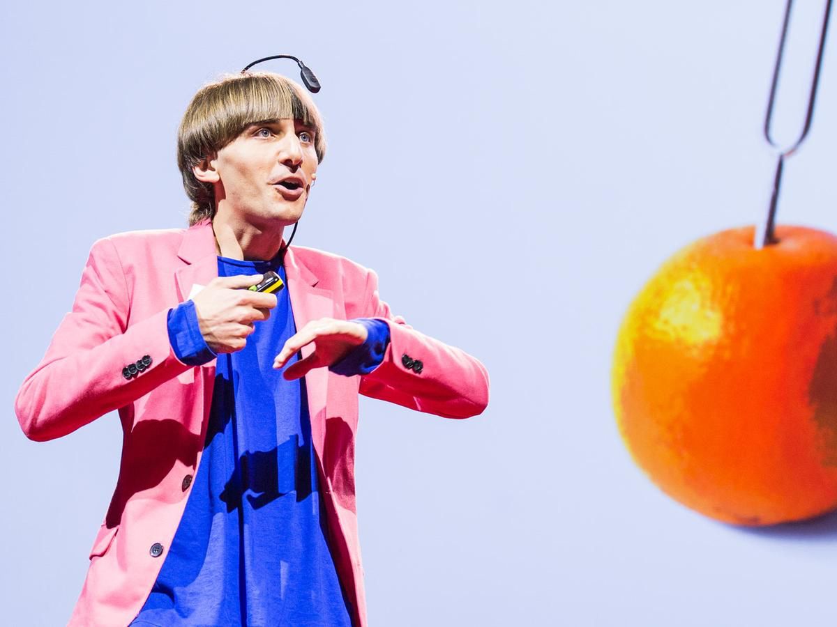 Neil Harbisson w czasie wystąpienia na TED 