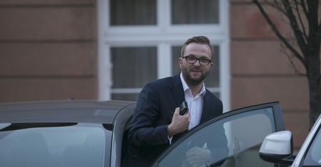 Kelner od podsłuchów robi oszałamiającą karierę. Na Wyspach