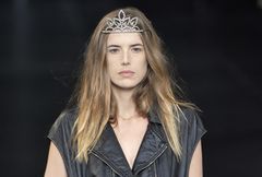 Agyness Deyn na wybiegu Saint Laurent