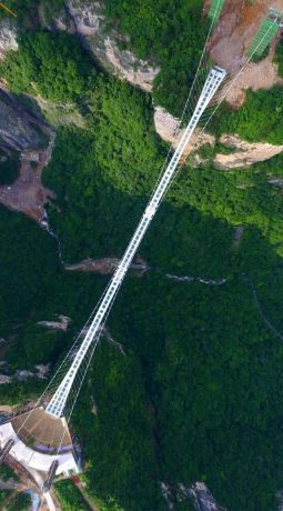 W Parku Narodowym Zhangjiajie znajduje się najwyżej położony most ze szkła na świecie 
