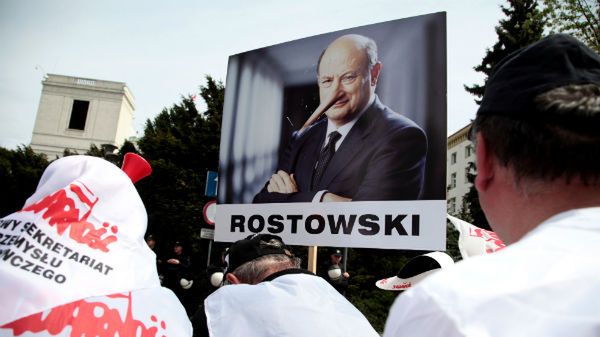 Powtórzą się protesty ws. reformy emerytalnej? Na zdjęciu Związkowcy z "Solidarności" protestują blokując wyjścia z budynku sejmu 11 maja br.
