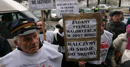 Emeryci: oszukali nas, dali nam jałmużnę!