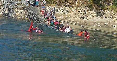 W Nepalu zerwał się most, kilkanaście osób nie żyje