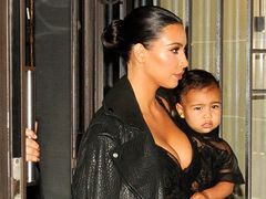 Kim Kardashian kupiła córce czarne futro!