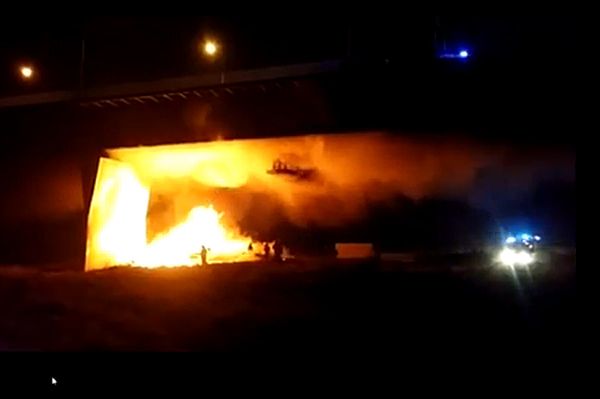 Pożar pod mostem Łazienkowskim w Warszawie. "Pali się konstrukcja"