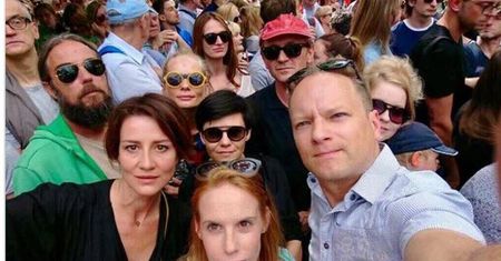 Maciej Stuhr protestował przed sejmem z żoną oraz koleżankami po fachu i... robili sobie selfie