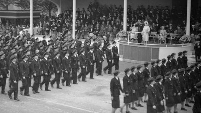 Król Jerzy VI pozdrawia uczestników Parady Zwycięstwa. Zabrakło wśród nich Polaków