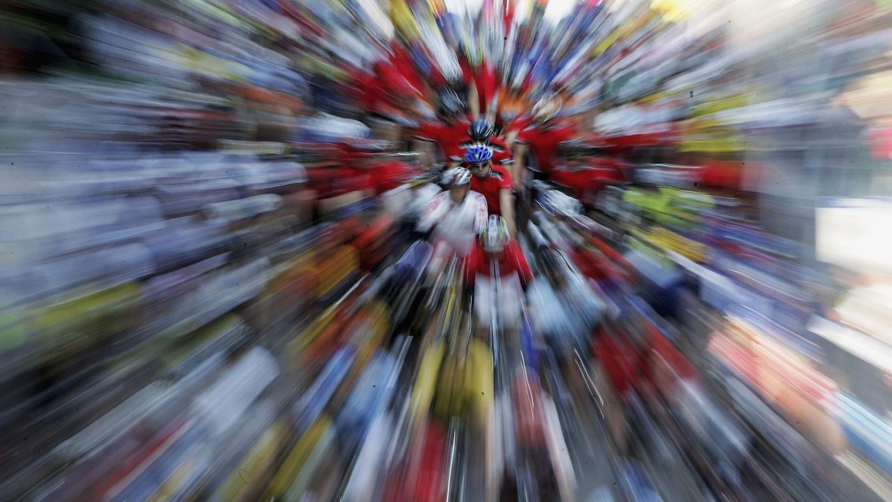 Zadbany, bogaty 40-latek idzie w krzaki. Zaraz wstrzyknie sobie świństwo