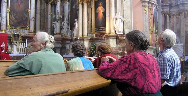 Czy Polacy chodzą do kościoła, bo na kino nas nie stać?