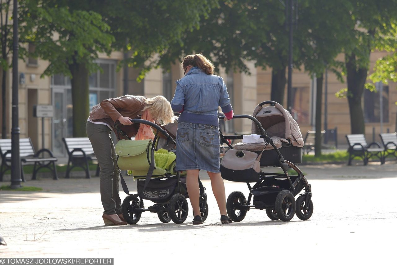 "Powiedziałam jej, że straciłam dziewictwo. Widziałam tę minę". Skomplikowane relacje matki z córką