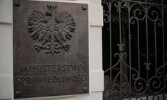 Fragmenty rozmów Emilii z pracownikami ministerstwa. Pieniądze za oczernianie sędziów