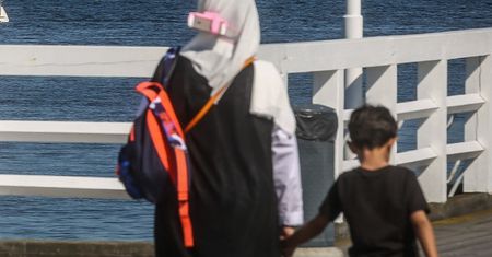"Wszystko zaczęło sie, gdy po raz pierwszy założyłam chustę". Wyznanie żony muzułmanina