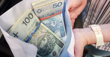 22-latek podszywał się za policjanta. Od starszego mężczyzny wyłudził 700 tys. zł