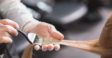 Wydają kilkadziesiąt tysięcy na fryzjera. Naukowcy badają tendencje wśród kobiet
