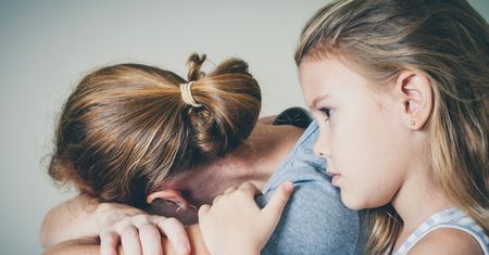 "Żałuję, że jestem matką". Nie mówią o tym nikomu, boją się reakcji społeczeństwa i najbliższych
