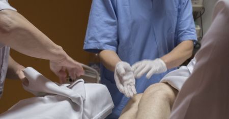 Codziennie asystuje przy operacjach penisów. "Faceci wariują, gdy mają pokazać miejsca intymne"