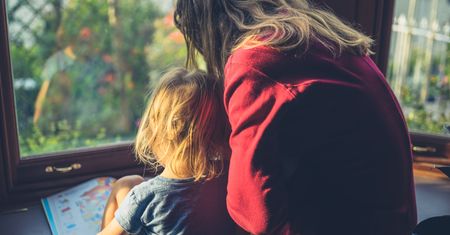 Krytykuje niepracujące mamy. "Nic dziecku po matce, którą ma 24 godziny na dobę"