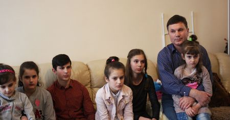 "Nie chodzą do sąsiadów na kawę". Kulisy deportacji 12-osobowej rodziny