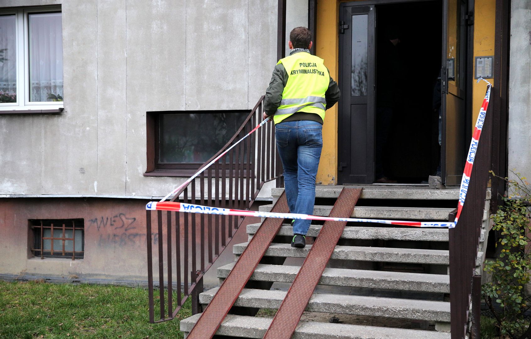 Mężczyźni przyszli do mieszkania Sławomira B. i brutalnie się nad nim znęcali
