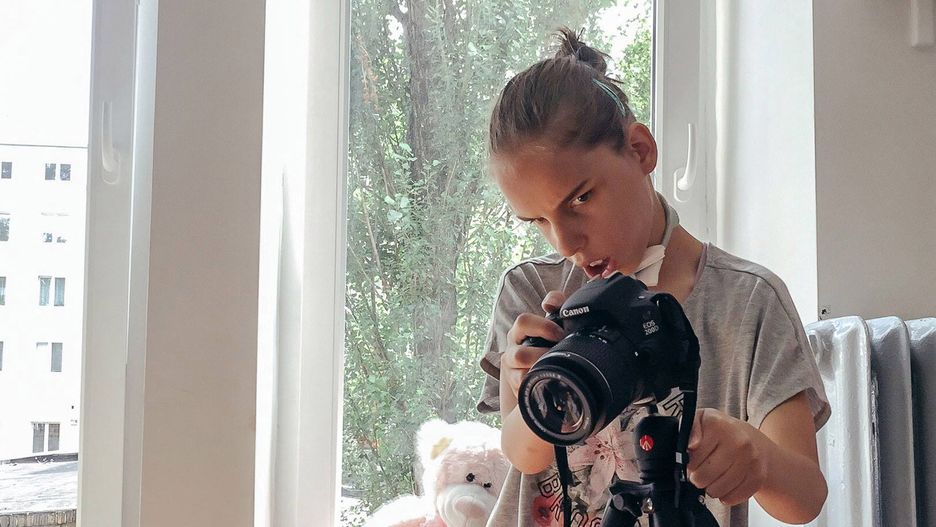 Julia podczas wykonywania sesji zdjęciowej