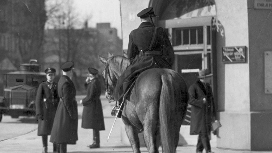 Policjanci patrolujący ulicę w 1936 roku