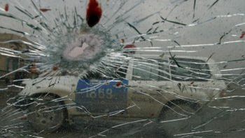 Samochód irackiego policjanta widziany przez szybę innego auta, w którym zginął komendant