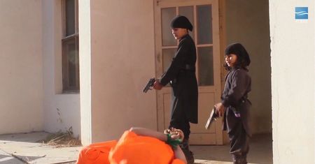 ISIS pokazało wstrząsający film. Dzieci strzelają więźniom w tył głowy