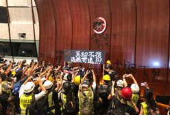 Starcia w Hongkongu. Protestujący wdarli się do budynku parlamentu