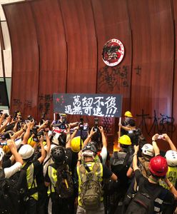 Starcia w Hongkongu. Protestujący wdarli się do budynku parlamentu