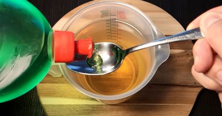 Chwasty znikają w 5 minut! Najsilniejszy domowy środek na chwasty działa jak herbicyd