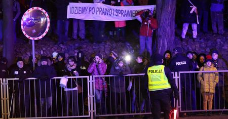 W Sejmie wotum dla premiera Morawieckiego. Pod budynkiem protesty przeciw reformie sądownictwa