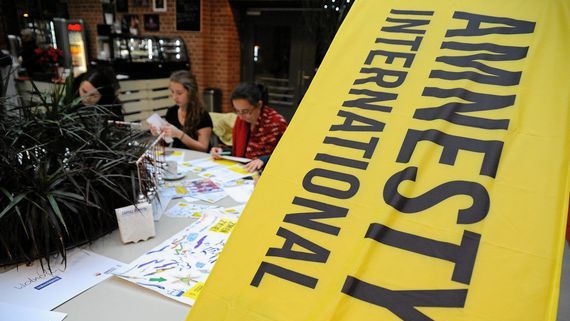 Zadaniem Amnesty International jest tropienie poważnych naruszeń praw człowieka na całym świecie.