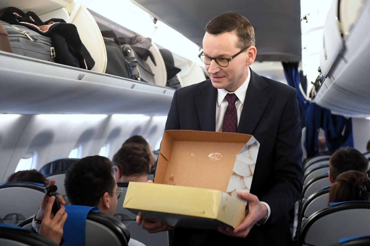 Tłusty czwartek w ambasadzie USA. Mateusz Morawiecki rozdawał pączki w samolocie