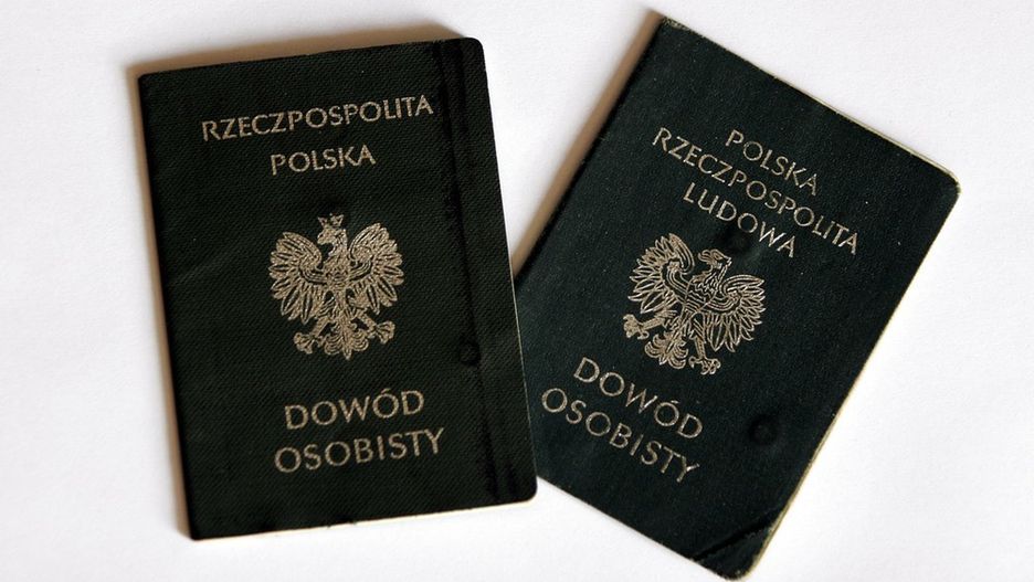 Stare dowody osobiste, wydawane w formie zielonej książeczki, książeczki zdrowia oraz zeznania świadków mogą potwierdzić staż pracy, od którego zależy wysokość emerytury