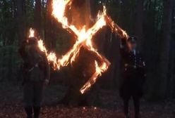 Nowe zdjęcia z "urodzin Hitlera". Pokazali, jak dziennikarka pije piwo