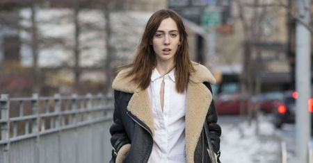 STREET STYLE: Skórzana kurtka z kożuszkiem i białe detale