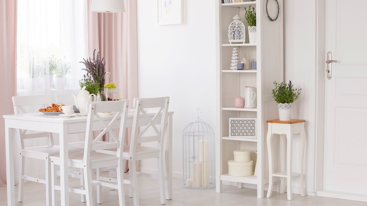 Meble w stylu prowansalskim zazwyczaj utrzymane są w białej kolorystyce.