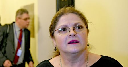 Krystyna Pawłowicz zarzuca Biedroniowi zdradę wobec narodu. W kontrowersyjnym wpisie posłanka PiS próbuje bronić Beaty Szydło