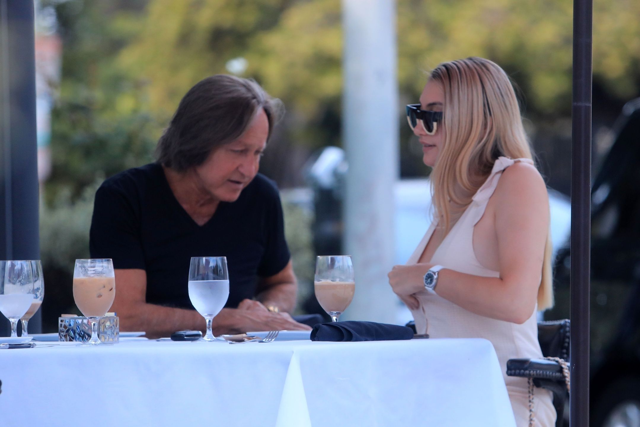Ojciec Gigi i Belli Hadid spotyka się z polską modelką. Dzielą ich 44 lata