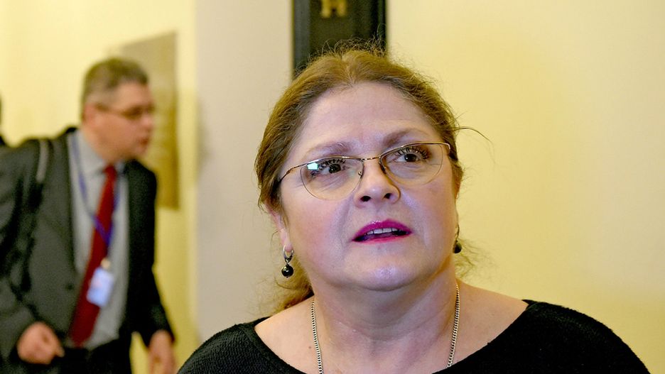 Krystyna Pawłowicz zarzuca Biedroniowi zdradę wobec narodu. W kontrowersyjnym wpisie posłanka PiS próbuje bronić Beaty Szydło