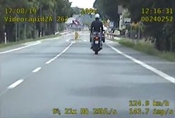 Motocyklista jechał na stojąco i bez trzymania kierownicy. W kilka minut stracił prawo jazdy